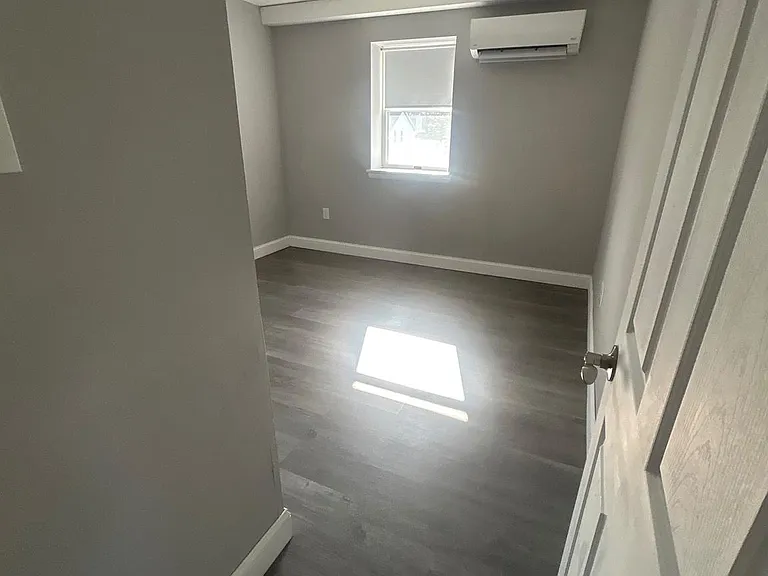 400 Main St #8 — Photo 5