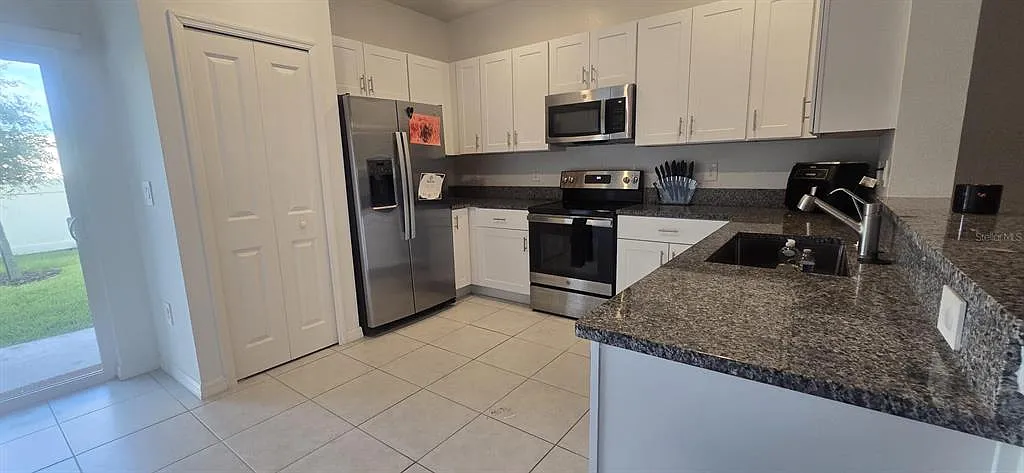 3 bed, 2.5 bath, 1690 sqft, $2,050 — Photo 3