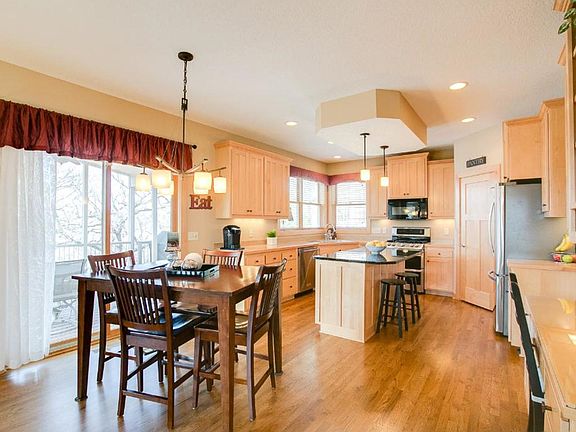 4th image of 982 Woodview Cir