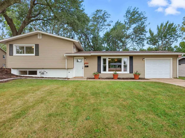 1504 Parklane Dr, Bettendorf, IA 52722