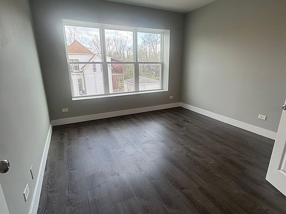 5th image of 904 W 68th St #2