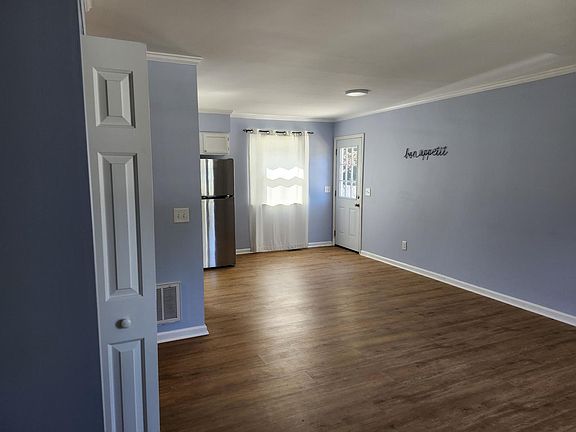 LR looking to Dining area