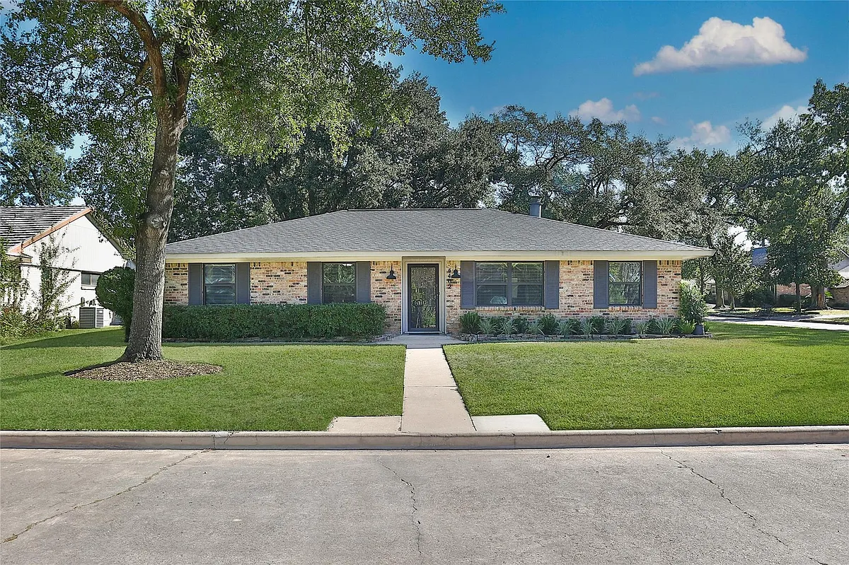 Building Photo - 4402 Fallbrook Dr