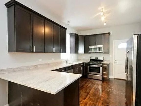 4th image of 2834 N Hamlin Ave #2