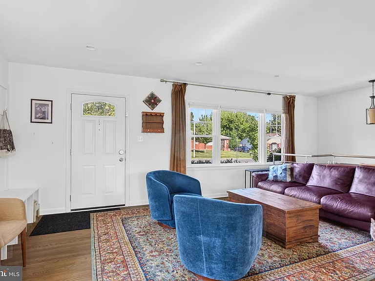 1015 Woods Pl — Photo 6