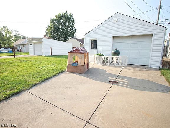 3rd image of 7814 Thornton Dr