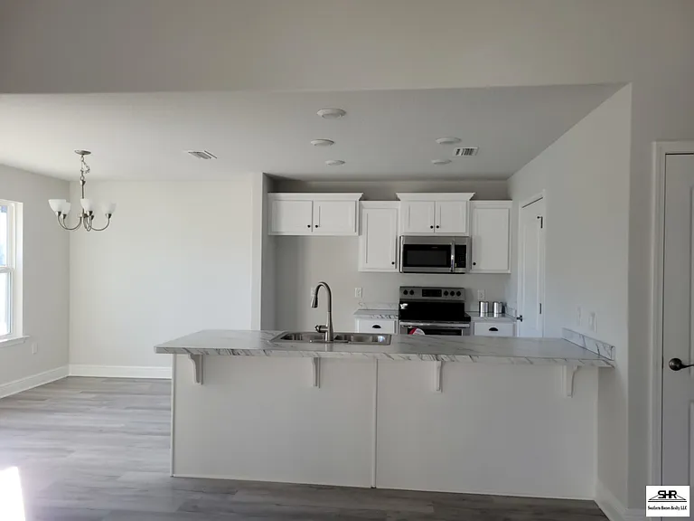 384 Hilburn Ln — Photo 2