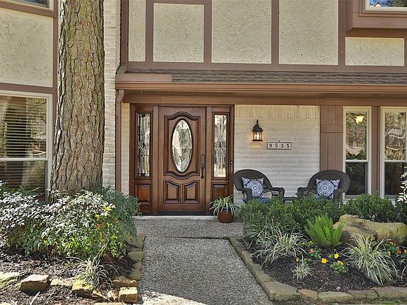 DOUBLE PANE WINDOWS THROUGHOUT