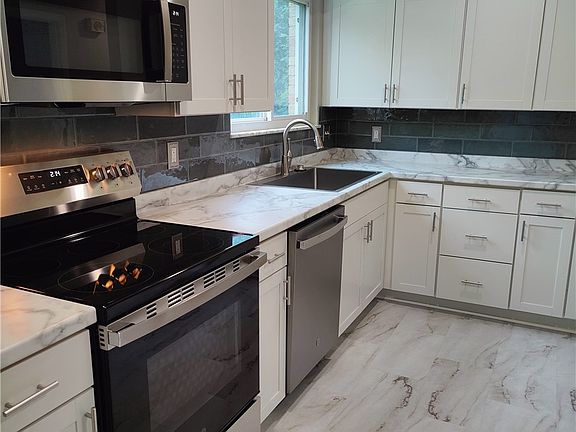 3rd image of 1016 Deer Creek Cir
