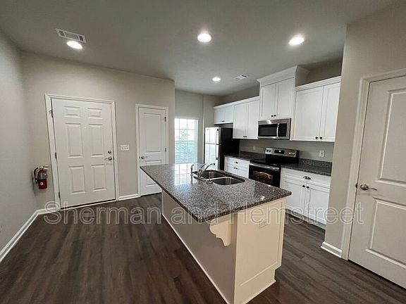 3rd image of 672 Dobhill Ln