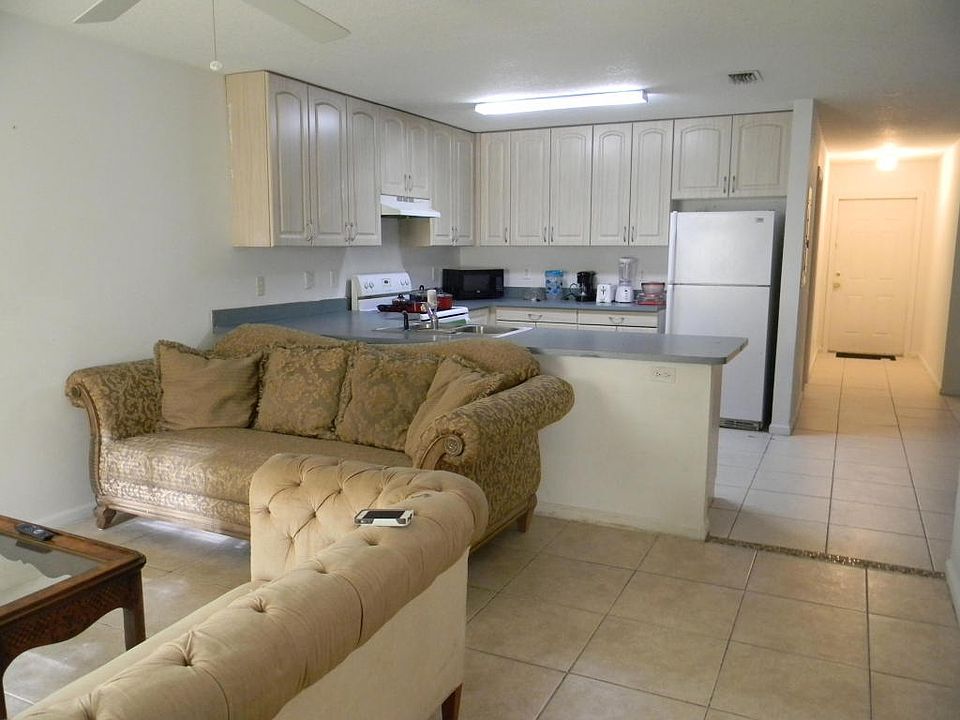 2nd image of 1572 Hawthorne Pl