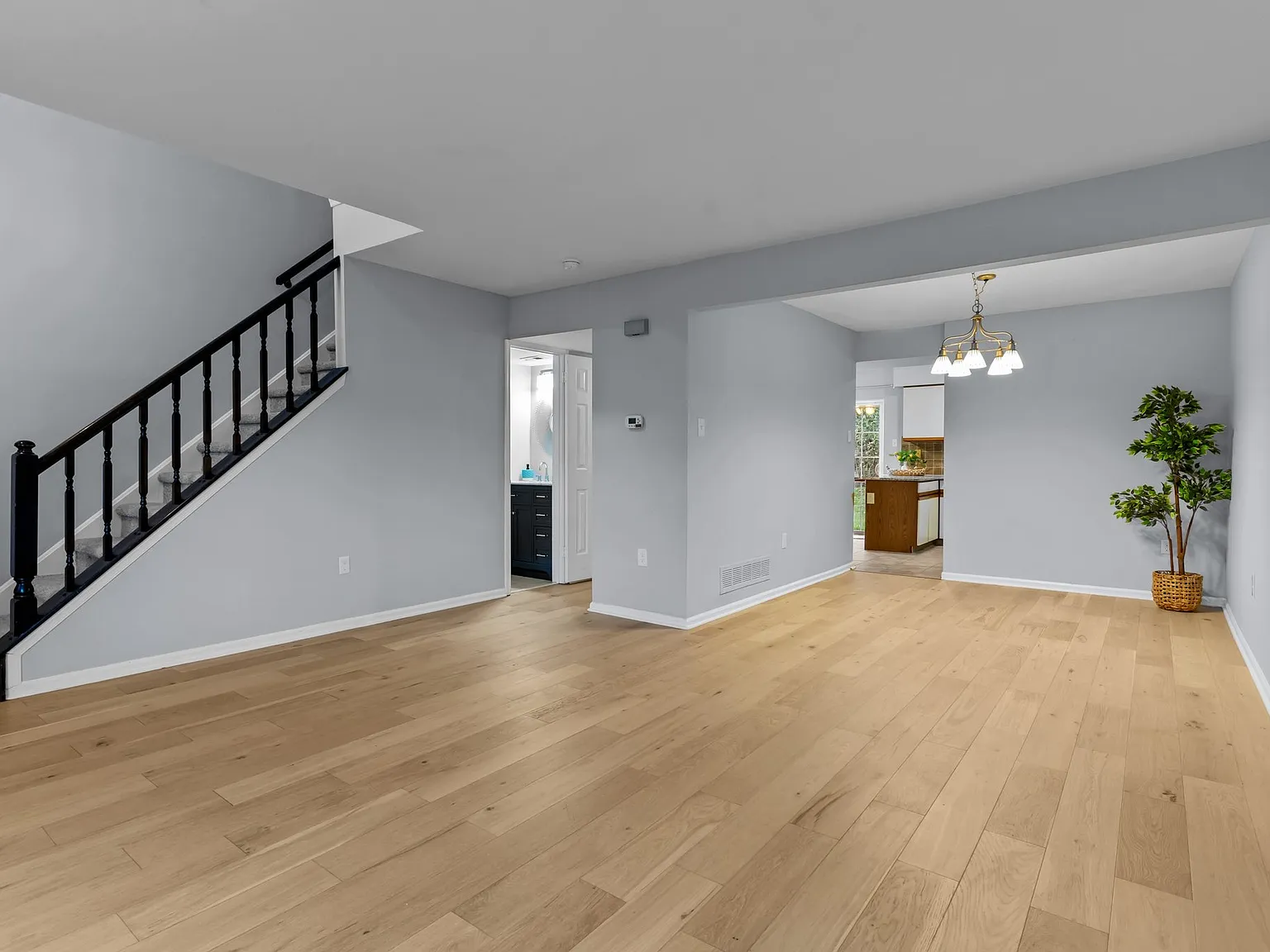 4 bed, 2.5 bath, 2206 sqft, $3,400 — Photo 3