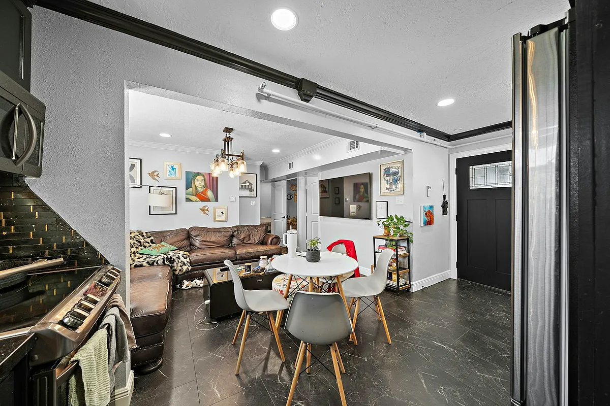 Building Photo - 609 Sealy St #6