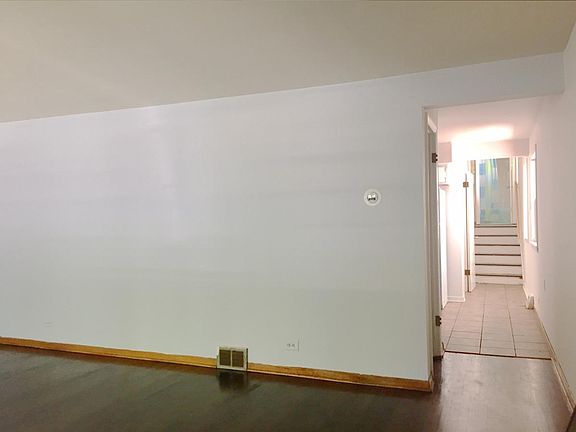 4th image of 3028 N Hoyne Ave