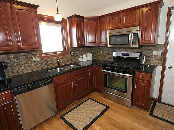 5th image of 414 NW Cherry Glen Dr