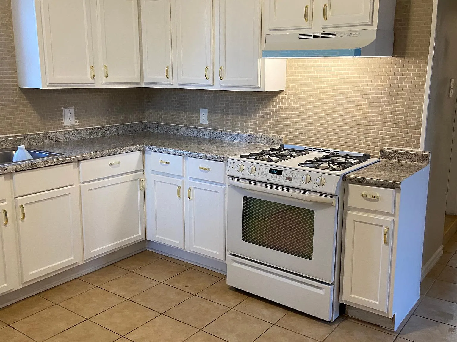8029 S Escanaba Ave — Photo 2