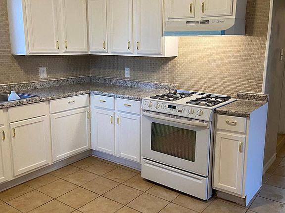 2nd image of 8029 S Escanaba Ave #B