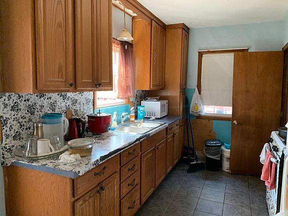 4th image of 736 Lawson Ave E