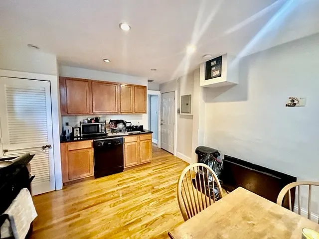 2 bed, 999 sqft, $3,690 — Photo 4