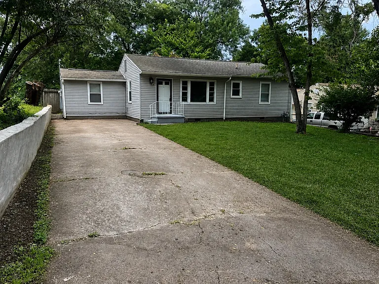 1131 E Red Bud Rd — Photo 1