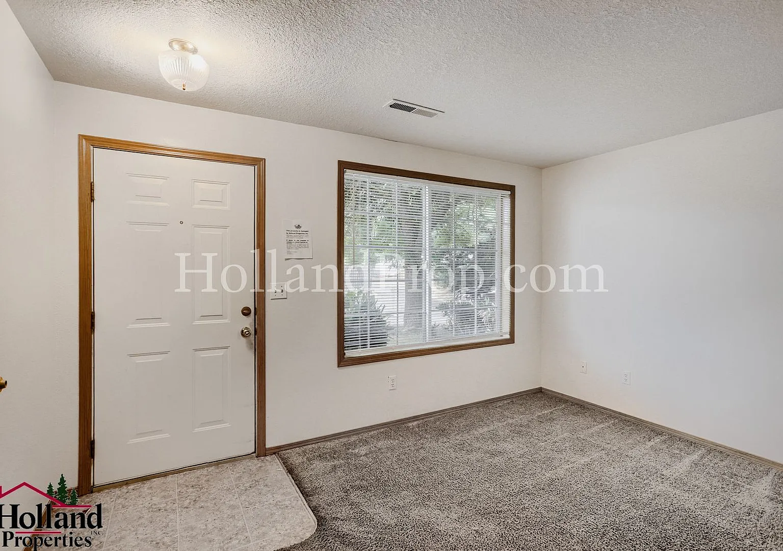 Cozy & Bright 3-Bedroom Retreat In Southeast Portland Fenced Yard & Garage! New Price And Reduced... — Photo 4
