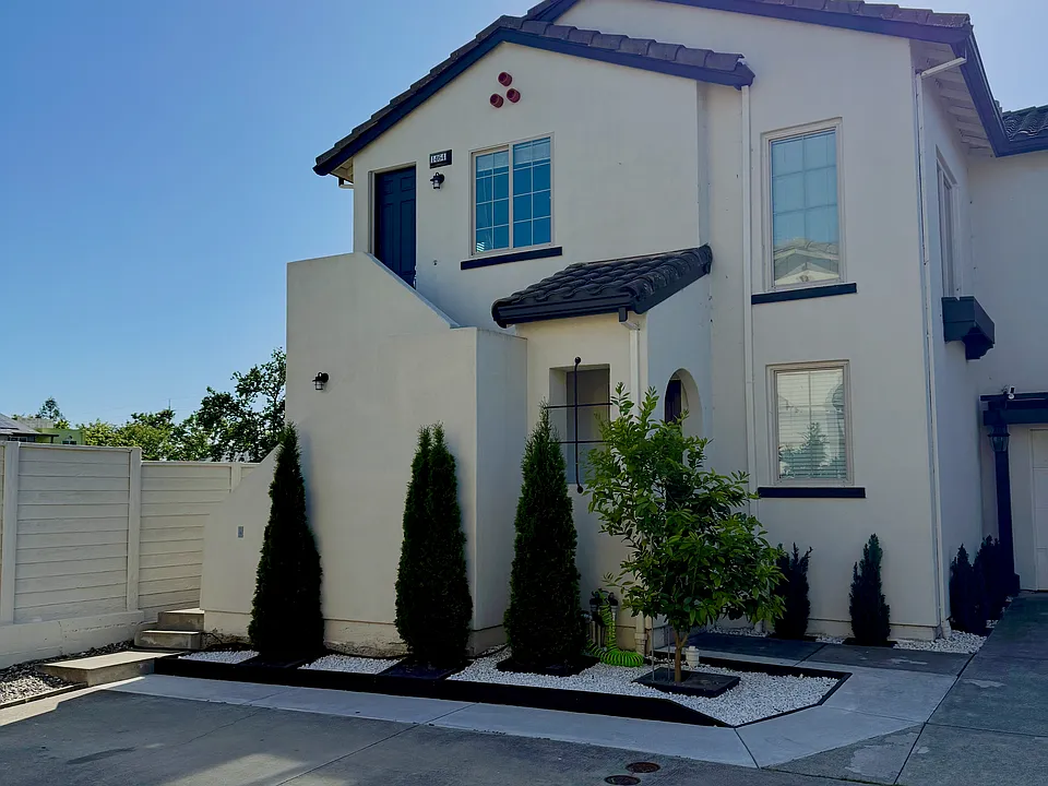 This picture shows the front of the house where the studio is located. The studio is at the top of the stairs, and the door at the top is the studio. The parking spot at the bottom of the stairs belongs to the studio.