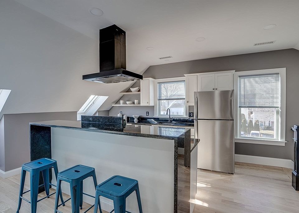 1st image of 341 High St #3