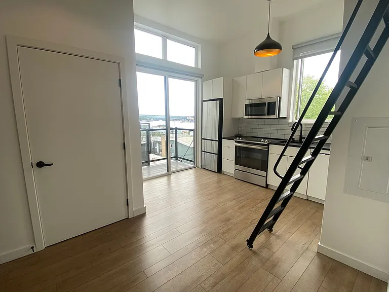 Welcome to Lakeview! - Live in Luxury & Style in the heart of Eastlake — Photo 43
