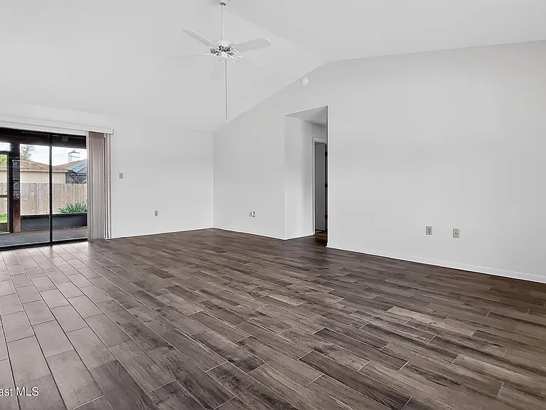 1141 Mast Ct SE — Photo 2
