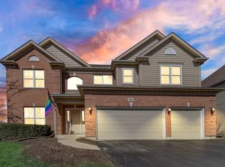 696 Blackthorn Dr, Crystal Lake, IL 60014