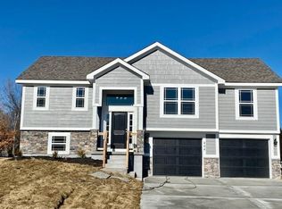 465 Lilly Ln, Liberty, MO 64068