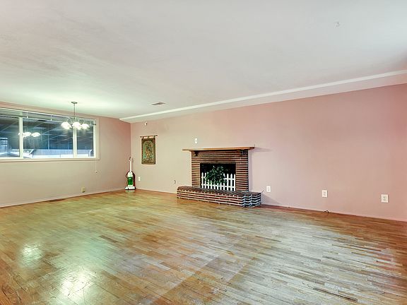 4th image of 8820 Yakima Ave