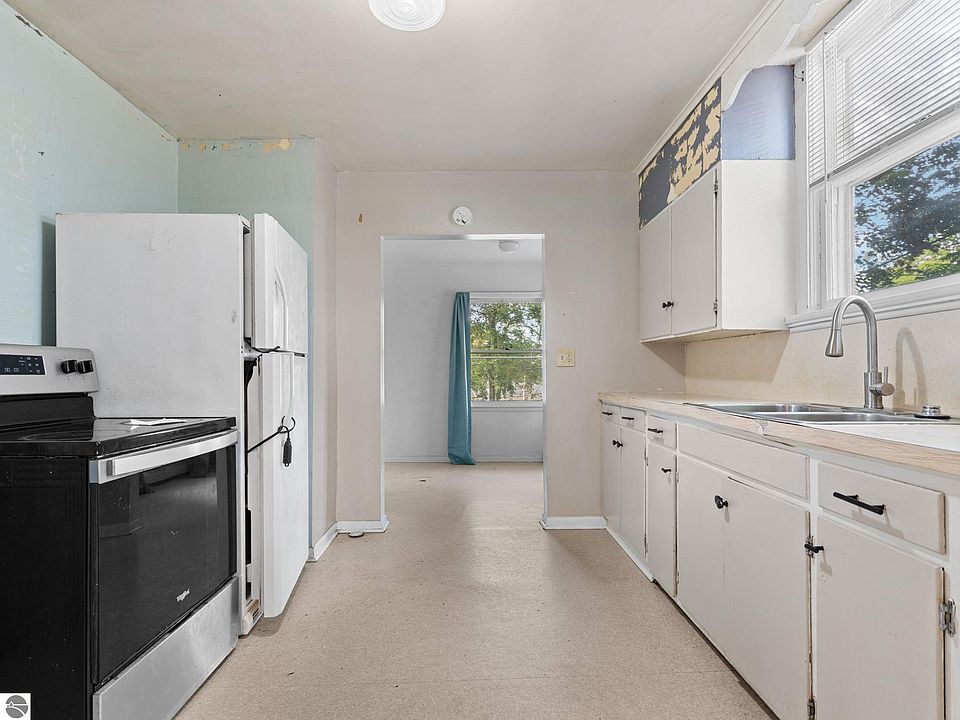 13th image of 409 E Harris St