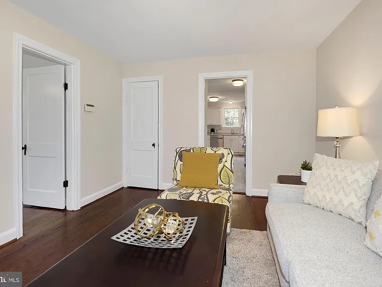 3710 Burrows Ave — Photo 5