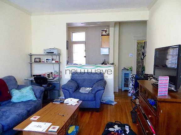 3rd image of 102 Queensberry St APT 13