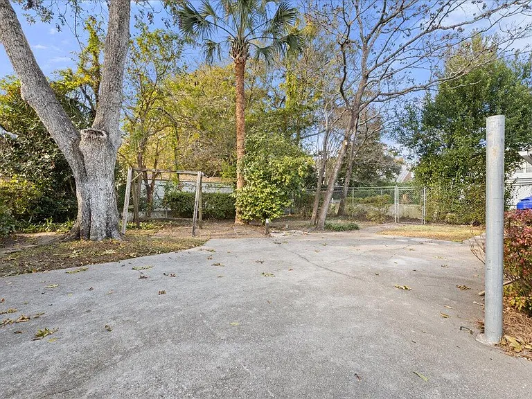 570 Elizabeth Ln W — Photo 6