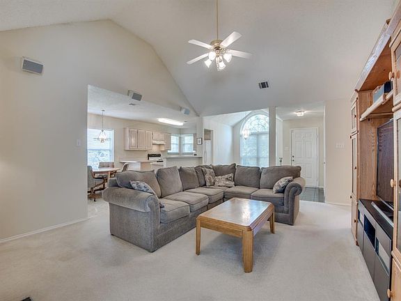 4th image of 554 Valley View Dr