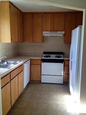 3rd image of 15254 Sequoia Ave