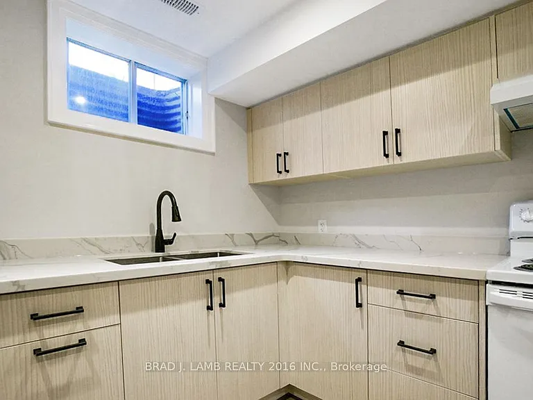 62 Royal Garden Blvd #BASEMENT — Photo 3