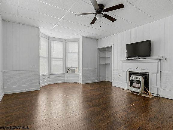 3rd image of 7 College St