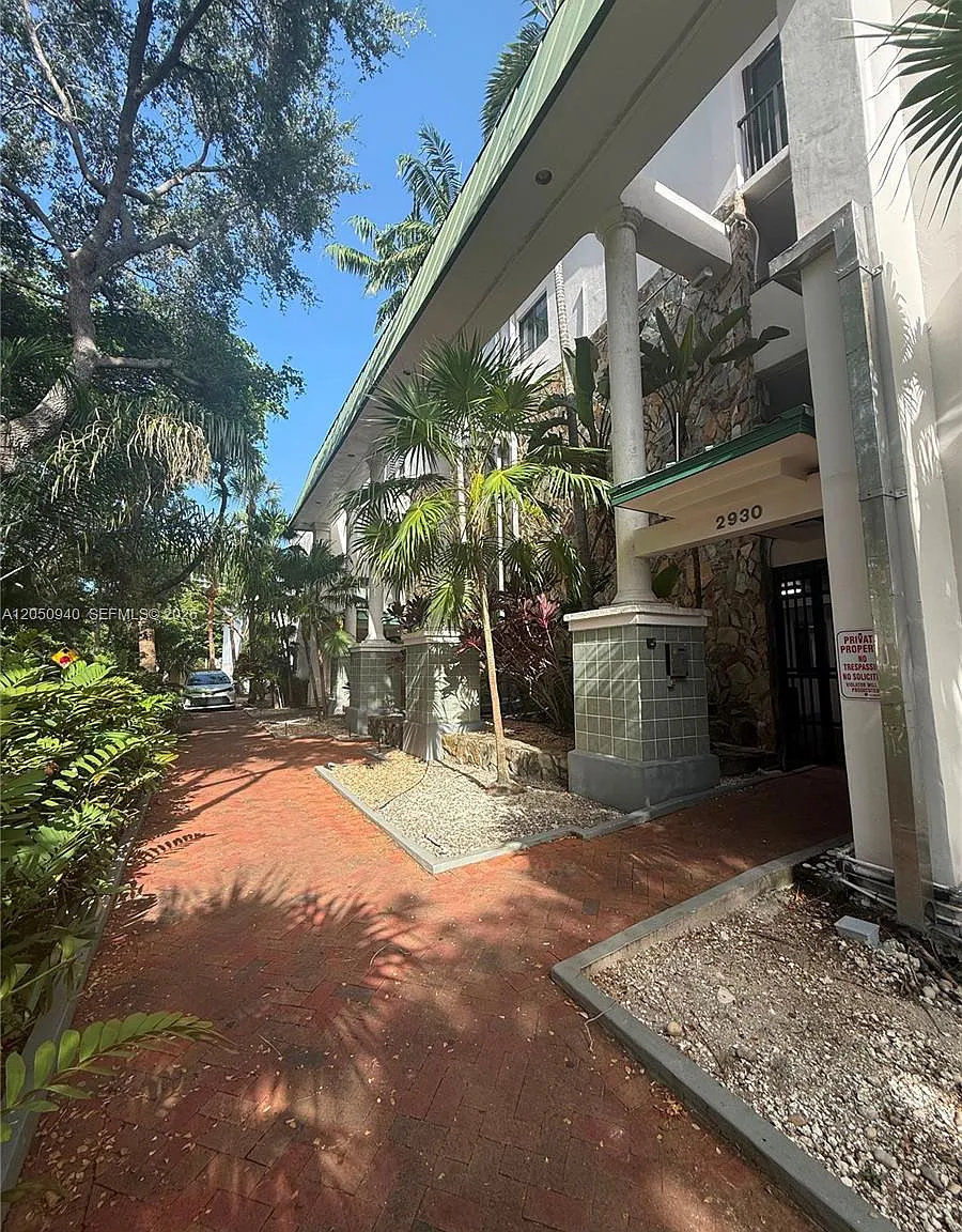 Courtyards Of The Grove C — Photo 1