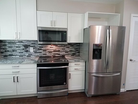 3rd image of 9527 Russell St