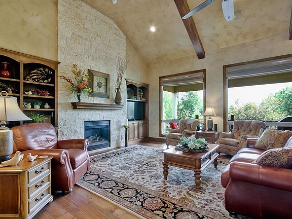 3rd image of 909 E Waterview Dr