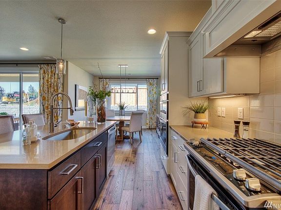 Pictures of model home and are for illustrational purposes only. Actual plans and specs may vary. Some features shown are considered upgrades. 