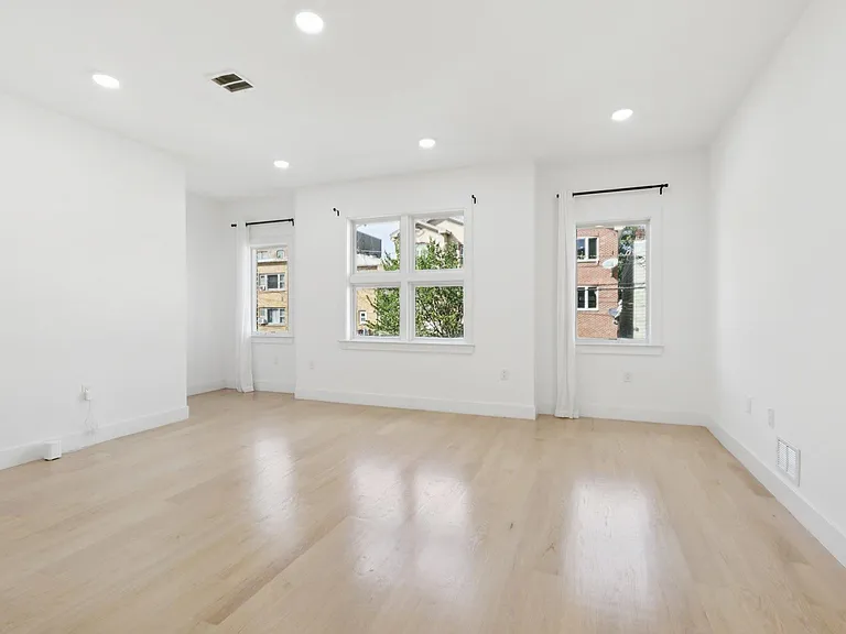 131 Zabriskie St — Photo 12