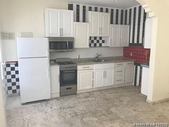 2nd image of 1618 Michigan Ave APT 35
