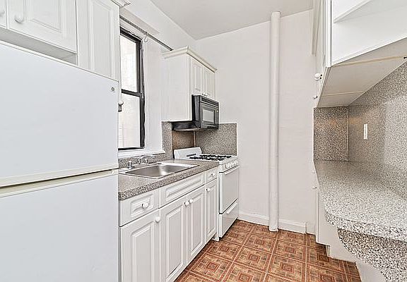2nd image of 204 W 94th St APT 4A