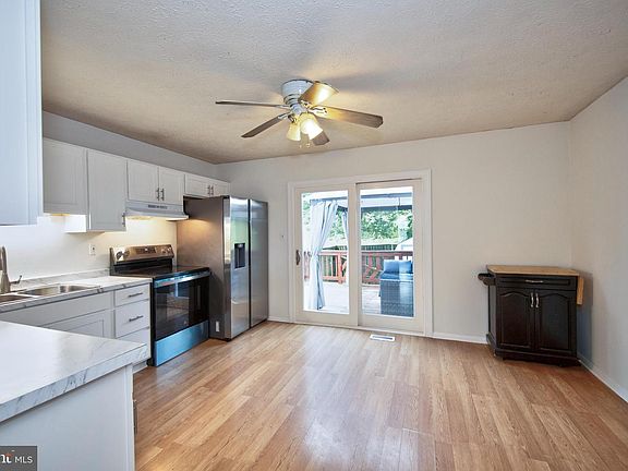 5th image of 826 Clover Leaf Ct
