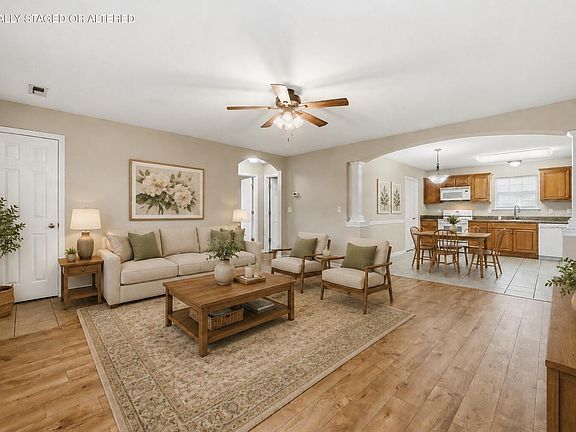 4th image of 302 Cedar Creek Dr