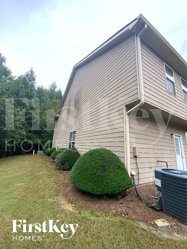3 bed, 2.5 bath, 1938 sqft, $2,305 — Photo 2